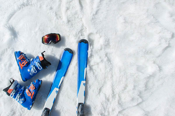 Skis and mask in the snow